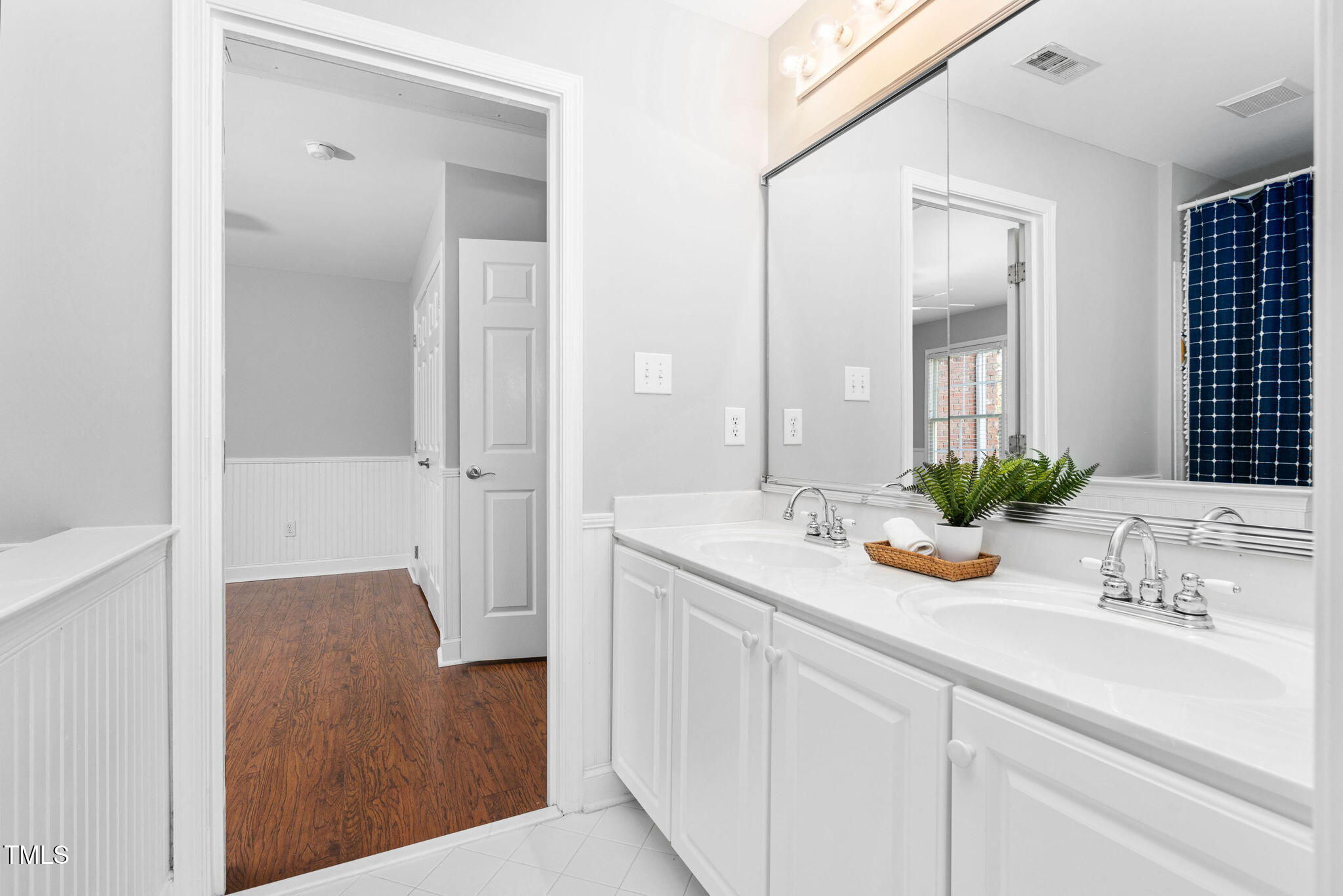 9320 Teton Pines Way Raleigh, NC 27617 - Photo 44 of 94 Shared bathroom - second level