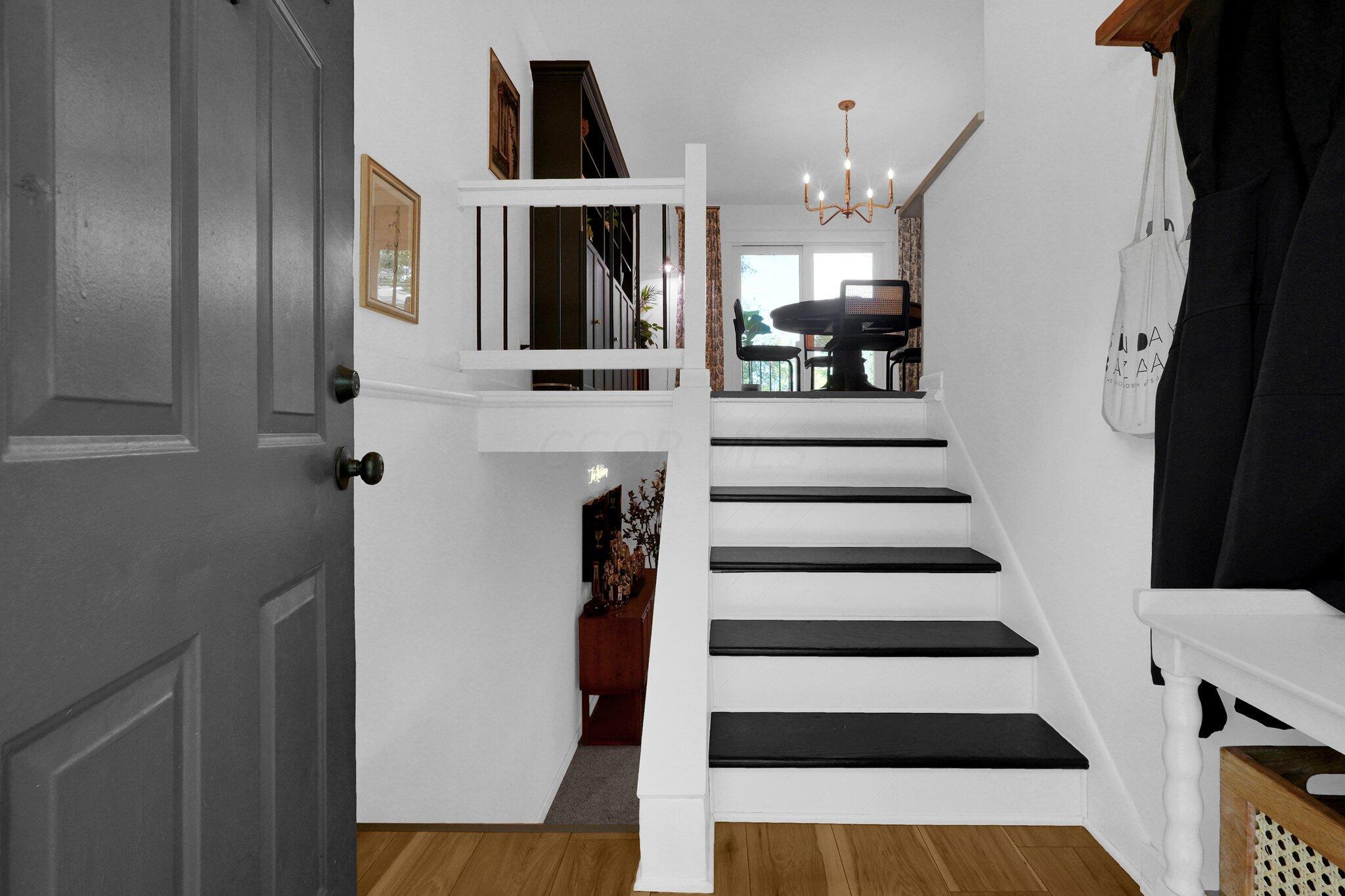 366 Hermitage Road Columbus, OH 43230 - Photo 4 of 30 Foyer