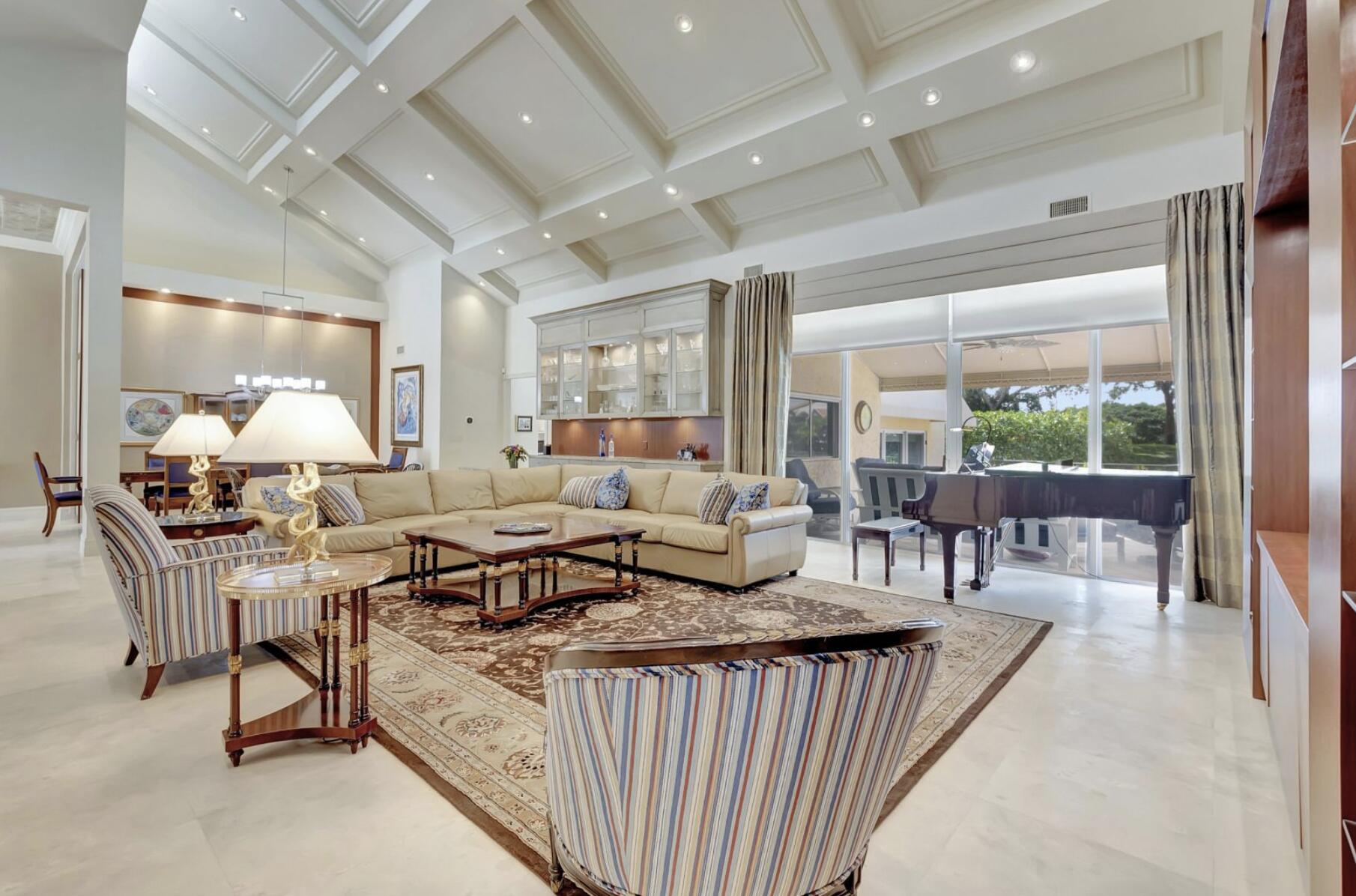 19719 Oakbrook Circle Boca Raton, FL 33434 - Photo 6 of 28 Living Room