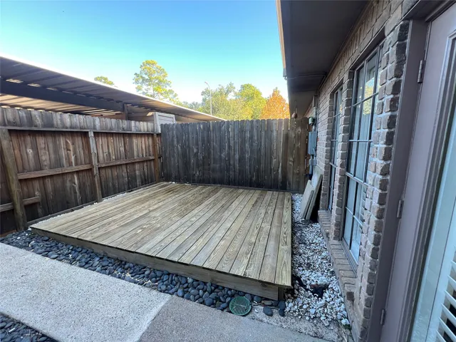 a view of a backyard with pathway
