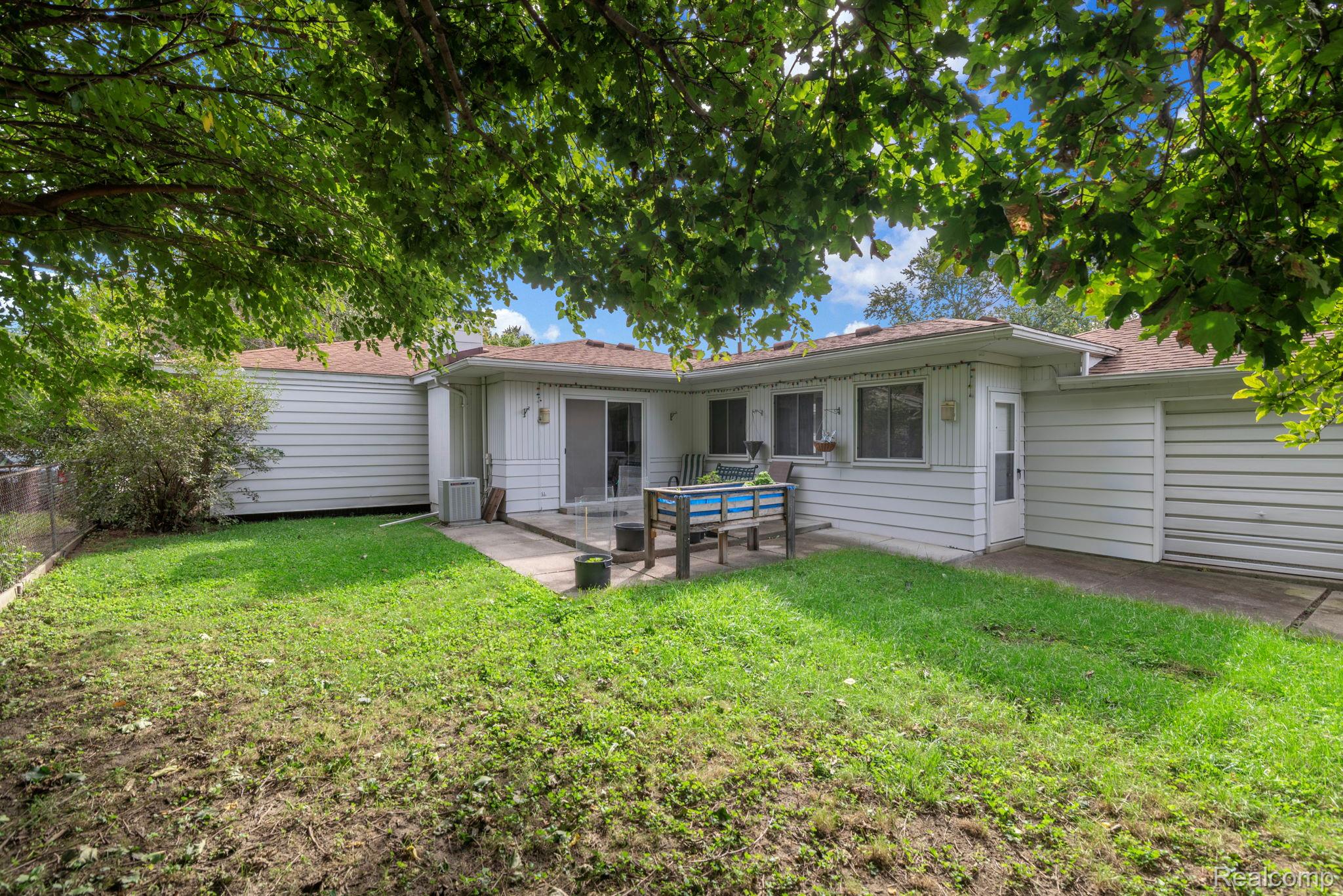 9971 Merriman Road Livonia, MI 48150 - Photo 6 of 40 6-web-or-mls-DSC_3351 (2).jpg