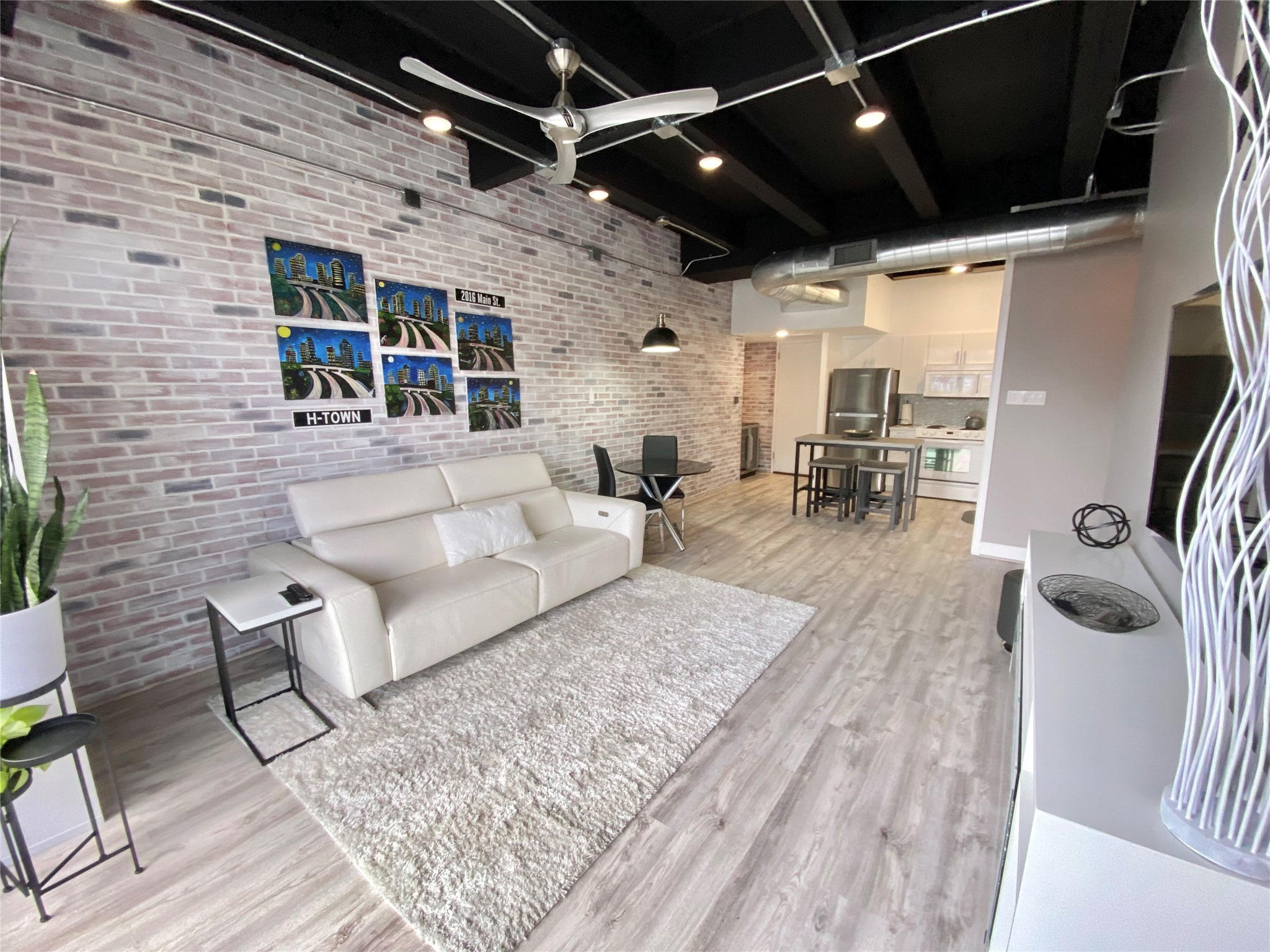 2016 Main Street, Unit 1715 Houston, TX 77002 - Photo 7 of 31 Living area view toward entry