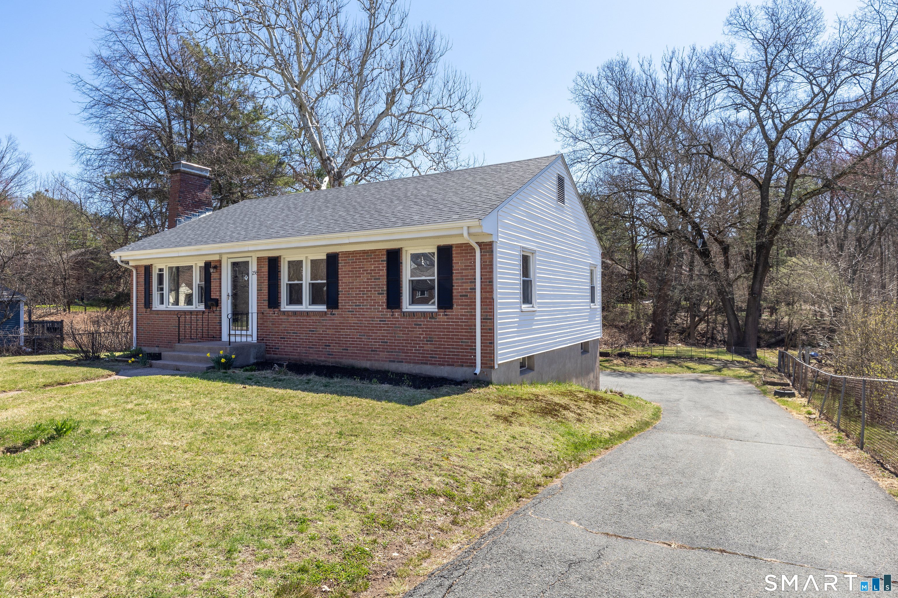 256 Charter Oak Street Manchester, CT 06040 - Photo 3 of 33 Front and Driveway