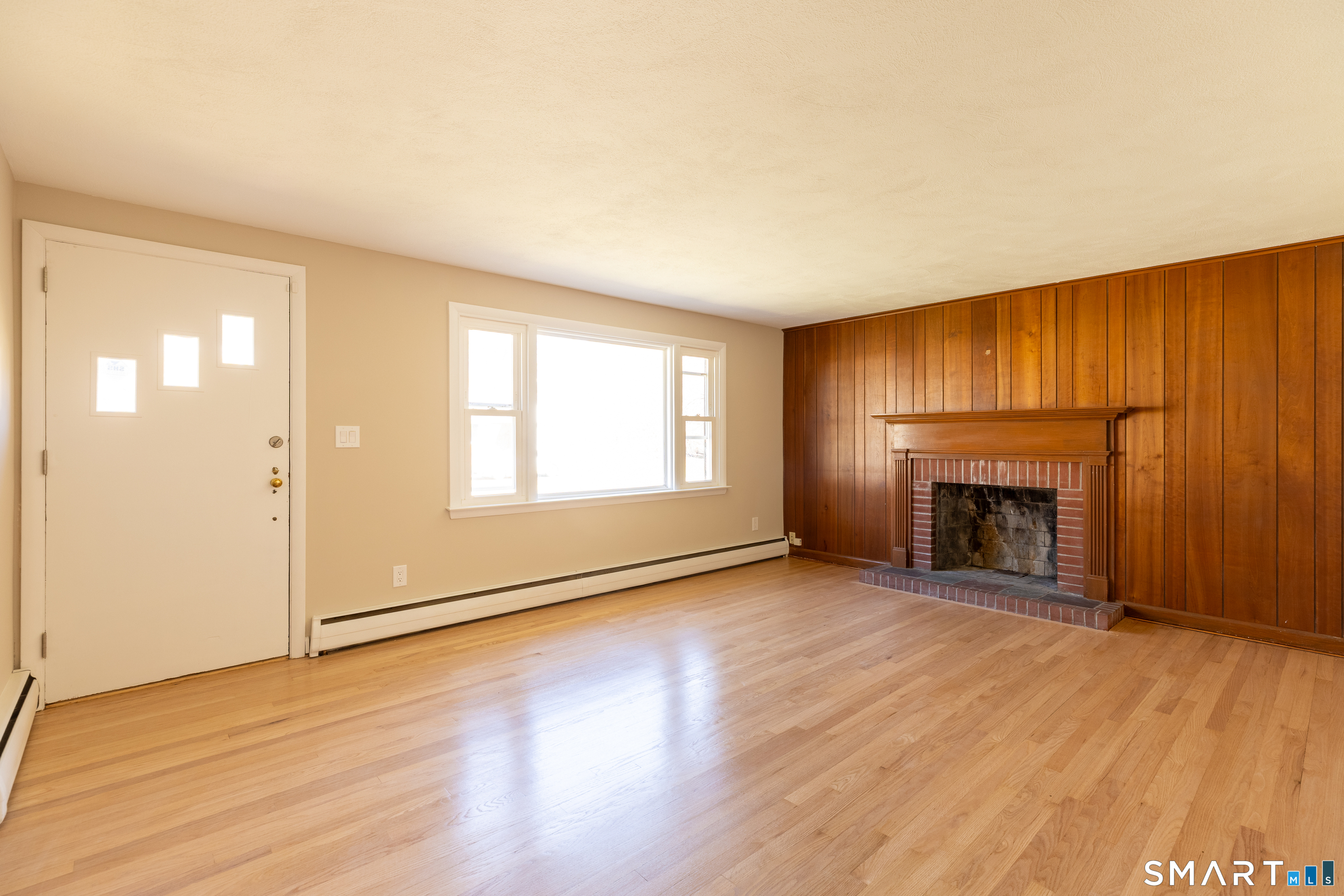 256 Charter Oak Street Manchester, CT 06040 - Photo 4 of 33 Living Room