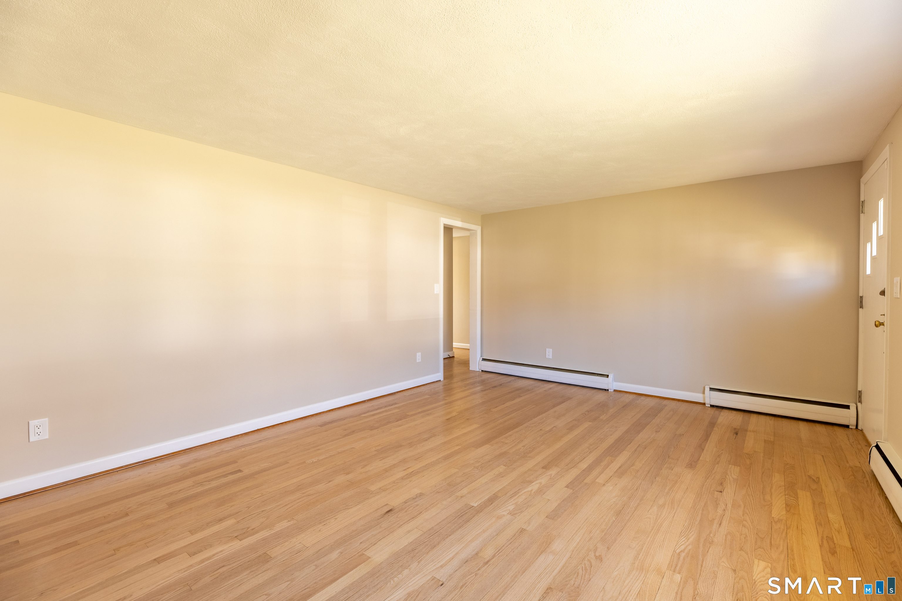 256 Charter Oak Street Manchester, CT 06040 - Photo 5 of 33 Living Room