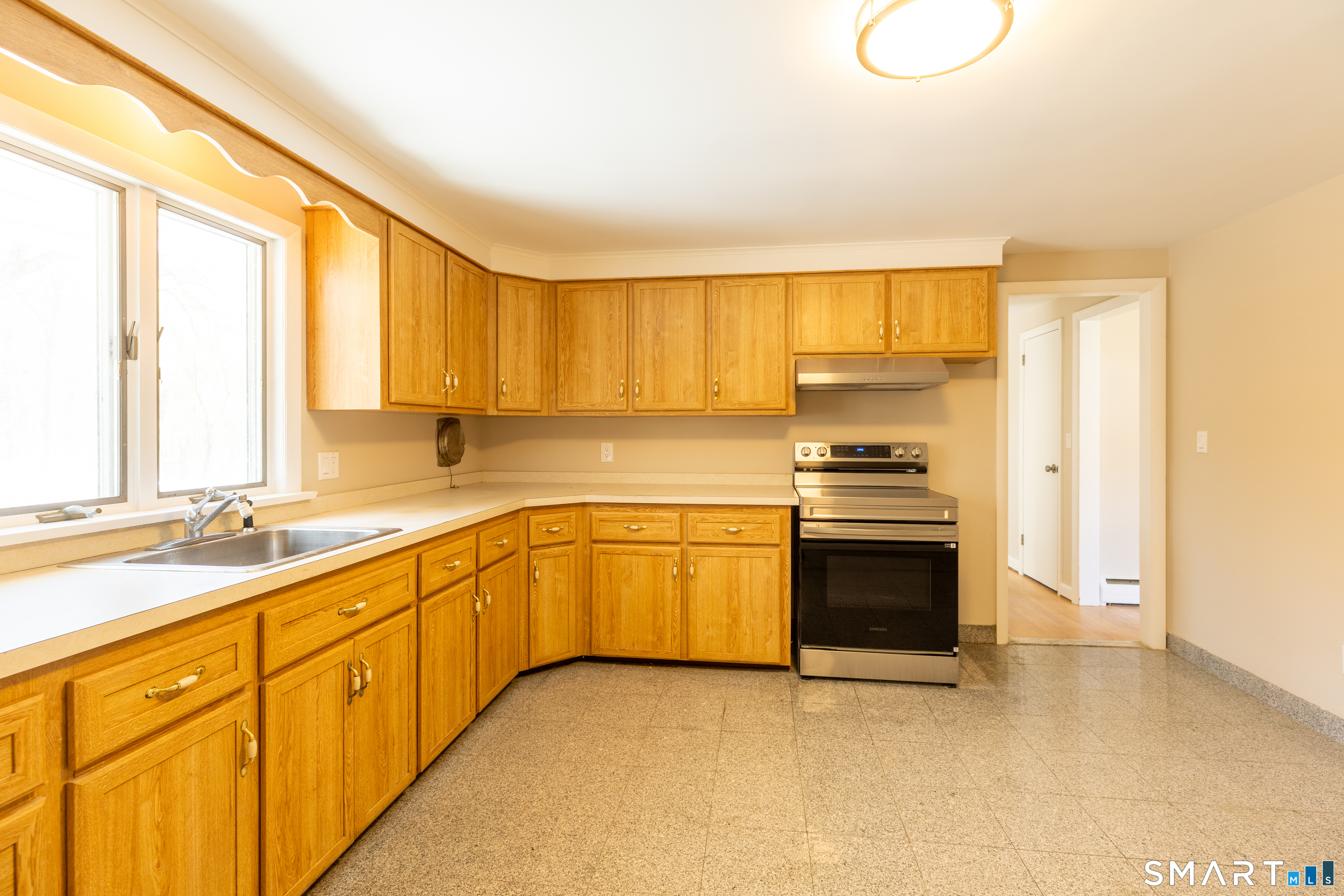 256 Charter Oak Street Manchester, CT 06040 - Photo 8 of 33 Eat-In Kitchen