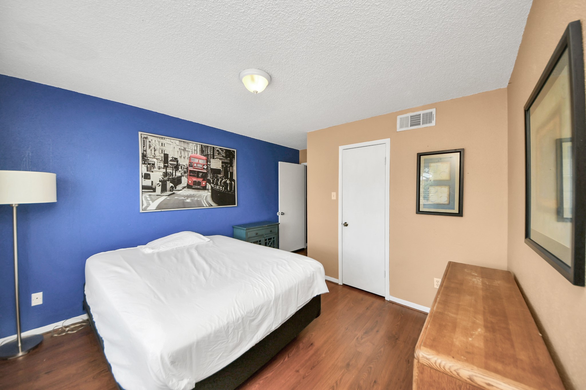 3600 Jeanetta Street, Unit 1804 Houston, TX 77063 - Photo 20 of 40 a bedroom with a bed and a painting on the wall