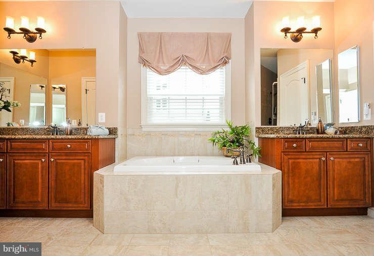 9322 Castle Hill Road Springfield, VA 22153 - Photo 14 of 30 Bath (Master)