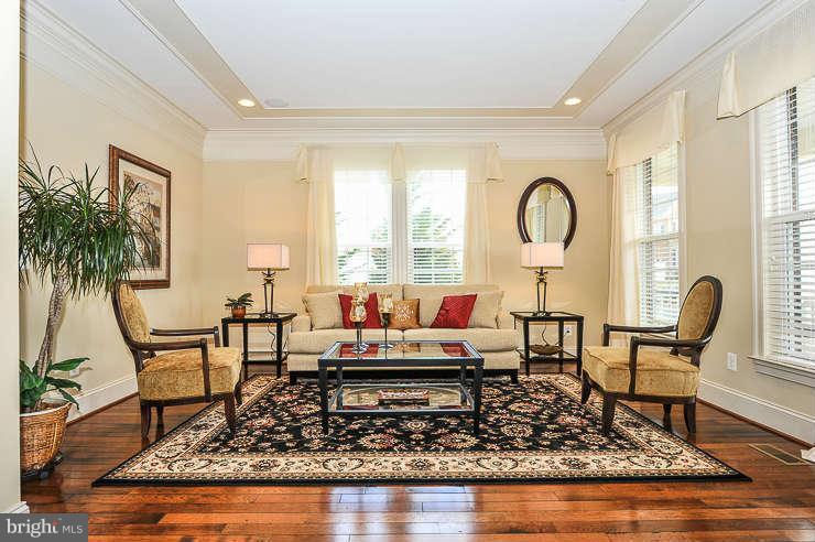 9322 Castle Hill Road Springfield, VA 22153 - Photo 7 of 30 Living Room