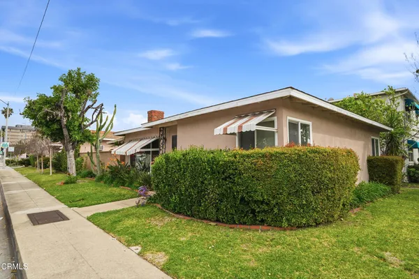 a view of a house with a yard