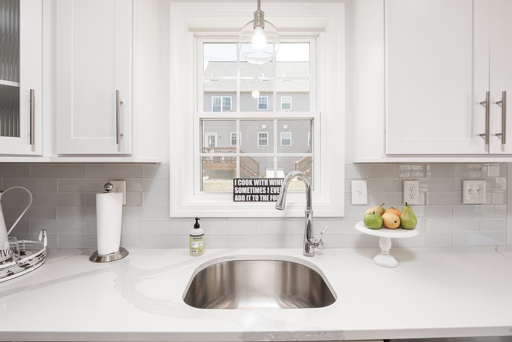 85 Riley Road, Unit 115 Tyngsborough, MA 01879 - Photo 6 of 31