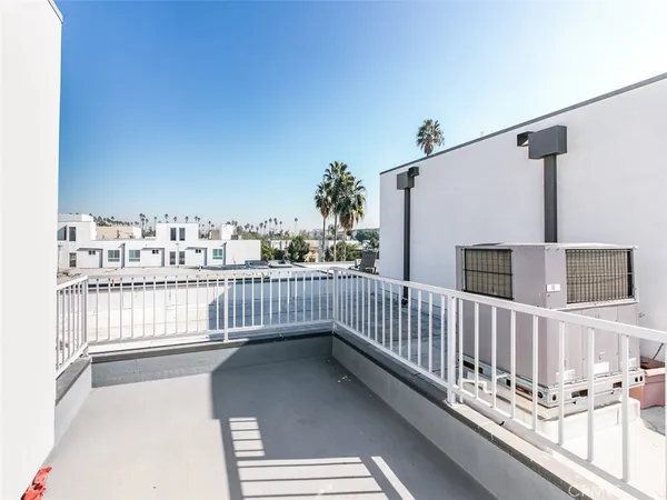 $3,650 | 5941 Barton Avenue, Unit 102, Los Angeles, CA 90038