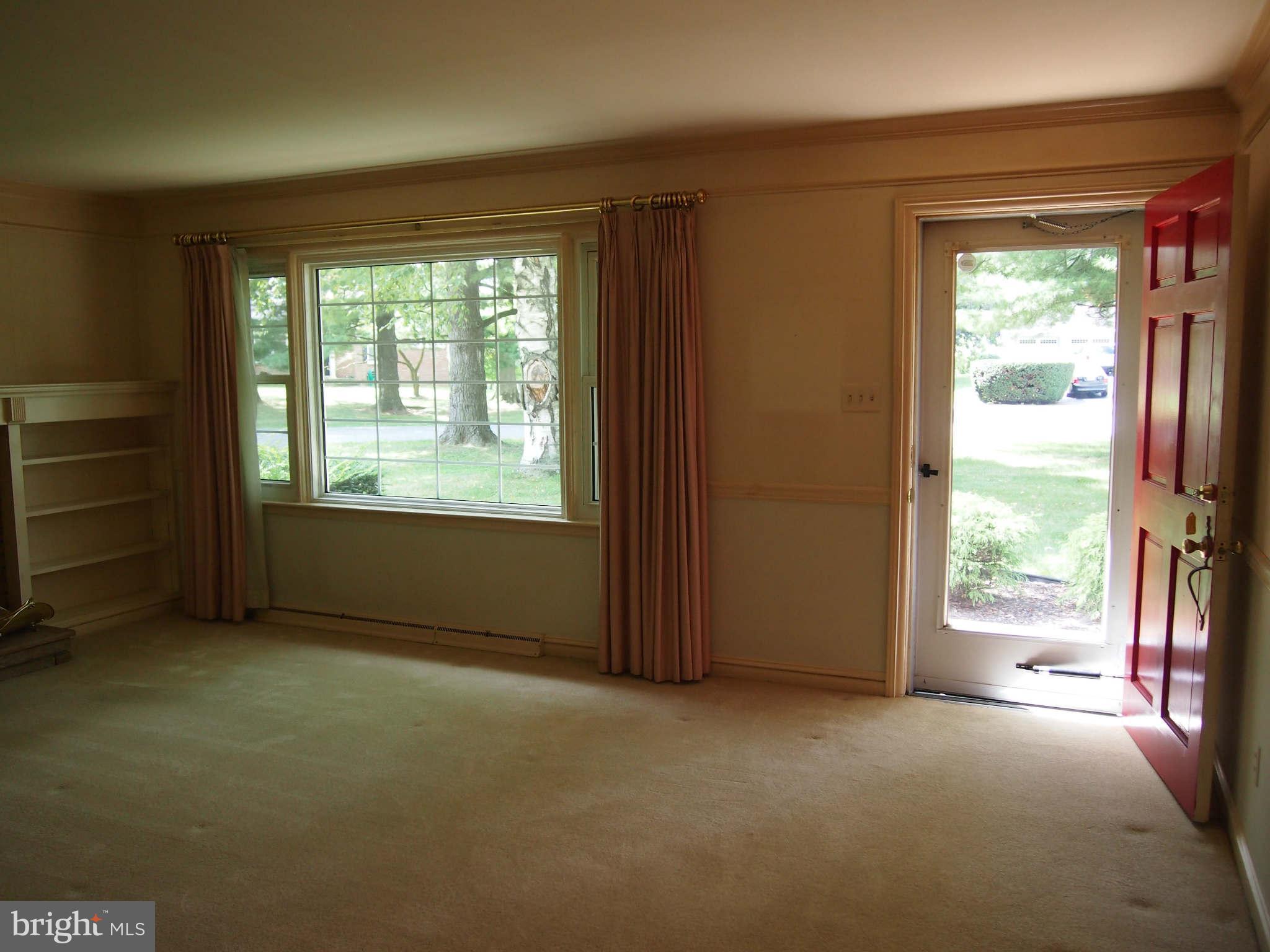 17900 Pin Oak Road Hagerstown, MD 21740 - Photo 3 of 30 Living Room