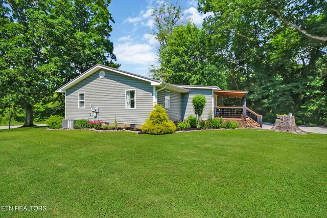 a view of a house with backyard and garden