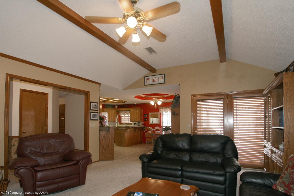 4212 Rincon Avenue Amarillo, TX 79110 - Photo 3 of 13 living room