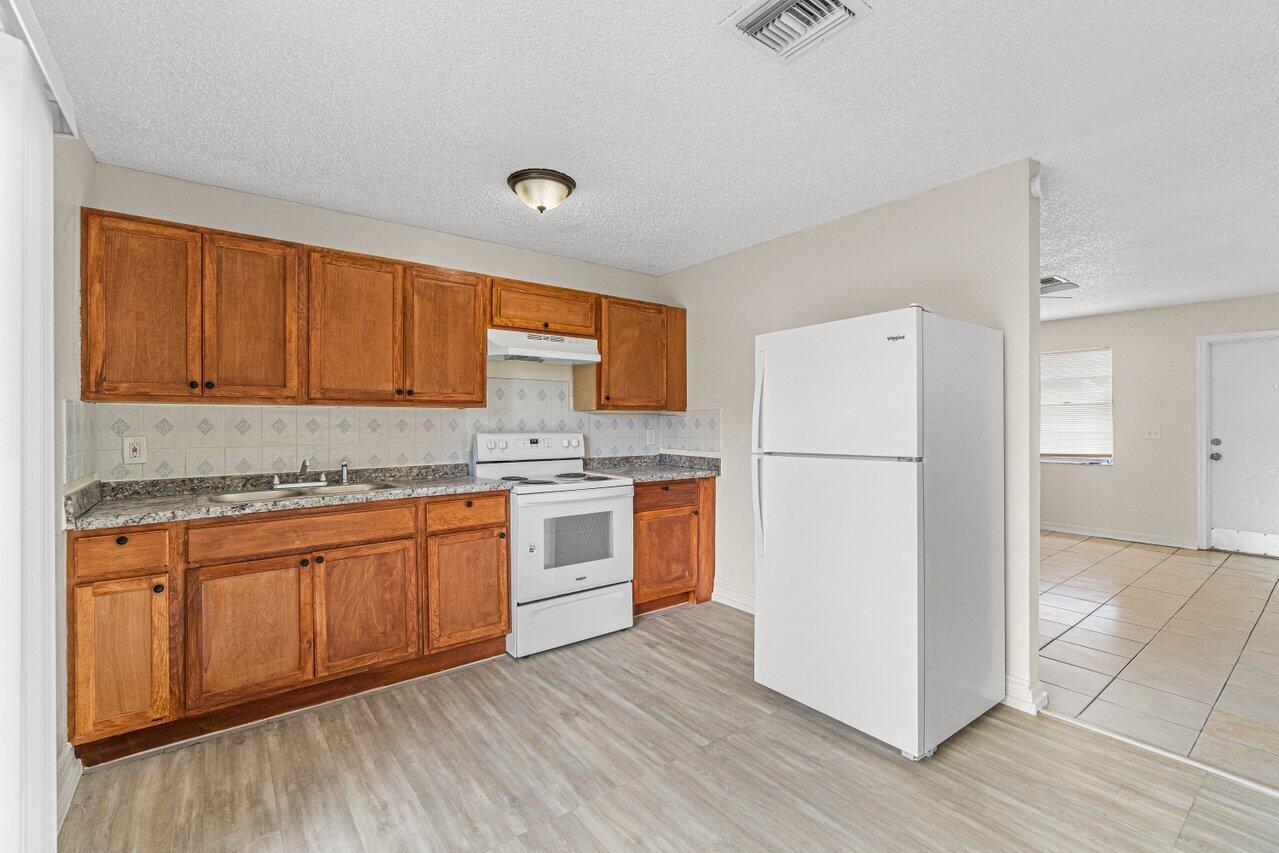 4913 Gulfstream Road Lake Worth, FL 33461 - Photo 11 of 20 013-4913GulfstreamRoad-LakeWorth-FL-3346