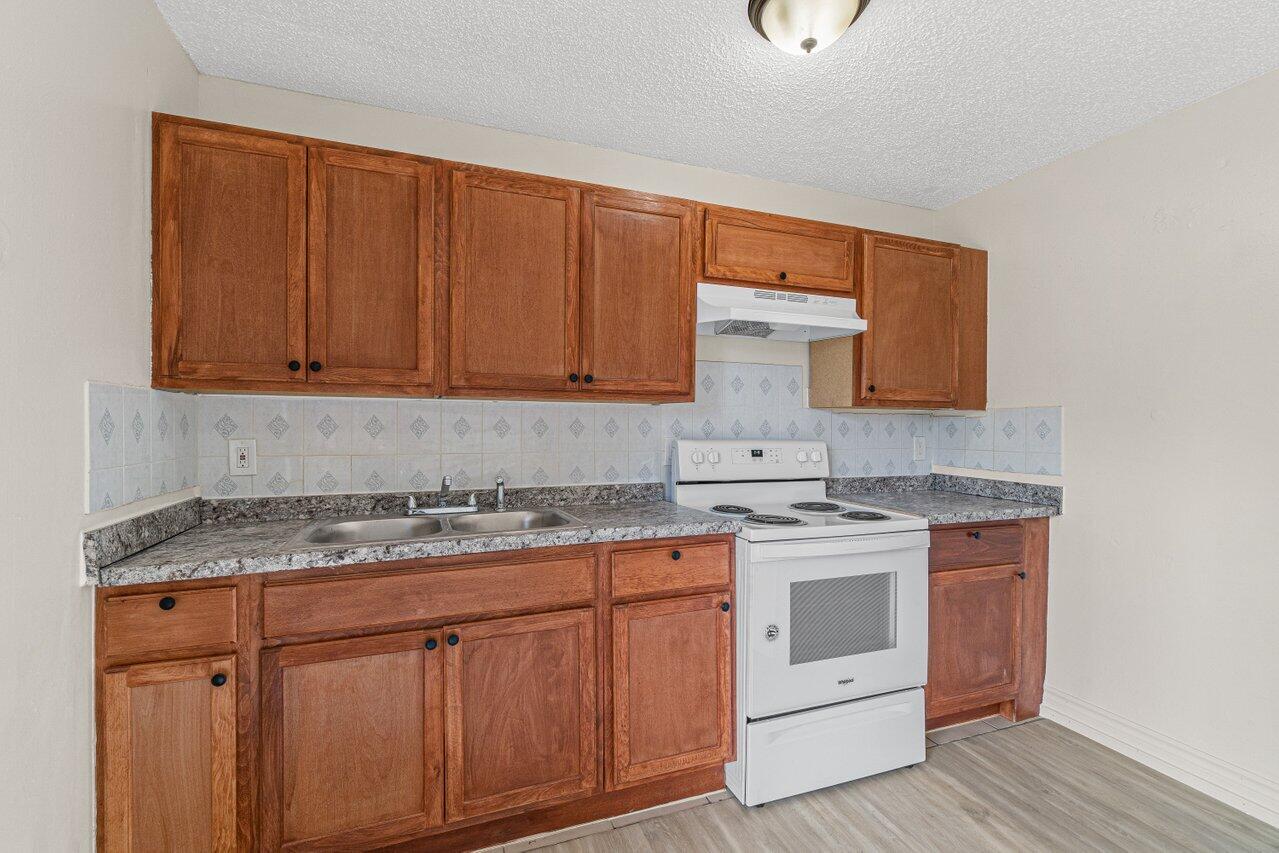 4913 Gulfstream Road Lake Worth, FL 33461 - Photo 13 of 20 015-4913GulfstreamRoad-LakeWorth-FL-3346