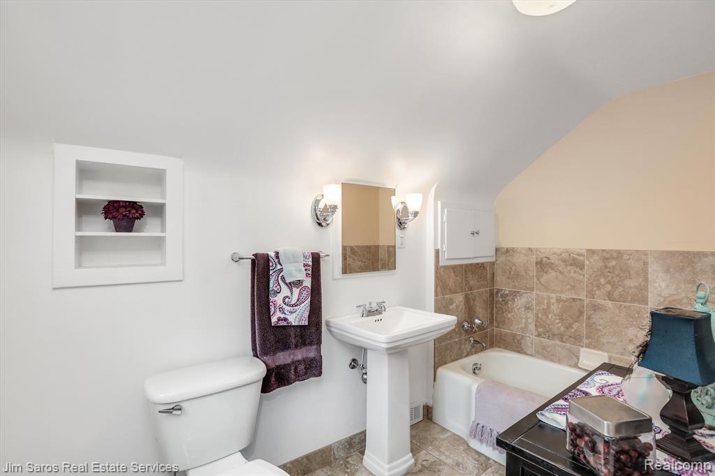 1330 Hampton Road Grosse Pointe Woods, MI 48236 - Photo 17 of 29