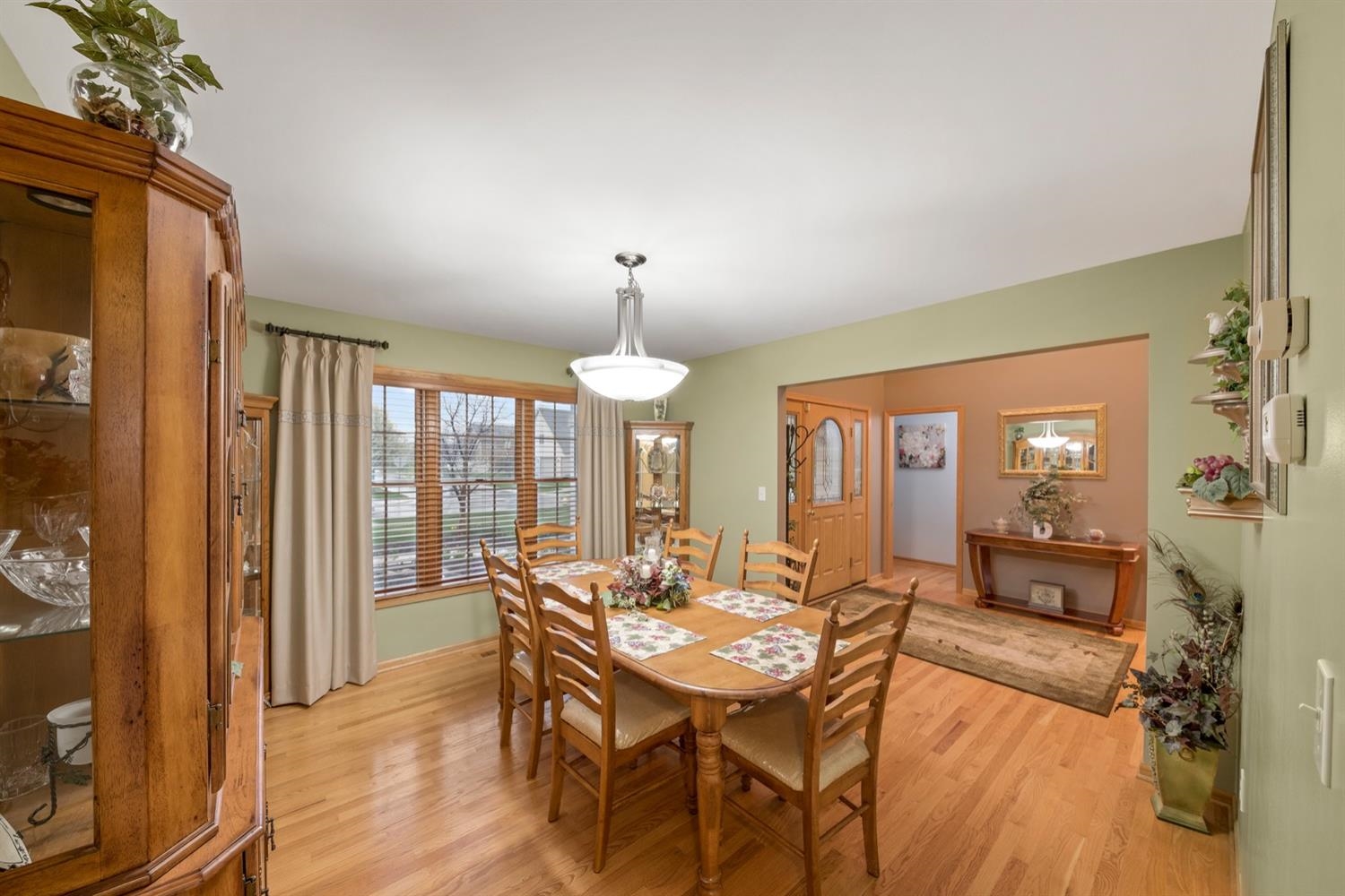 124 Leicester Road Munster, IN 46321 - Photo 6 of 27 1500x1000