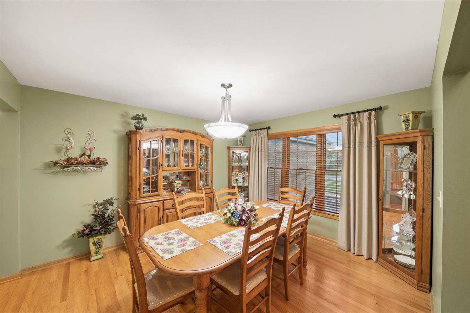 124 Leicester Road Munster, IN 46321 - Photo 7 of 27 1500x1000
