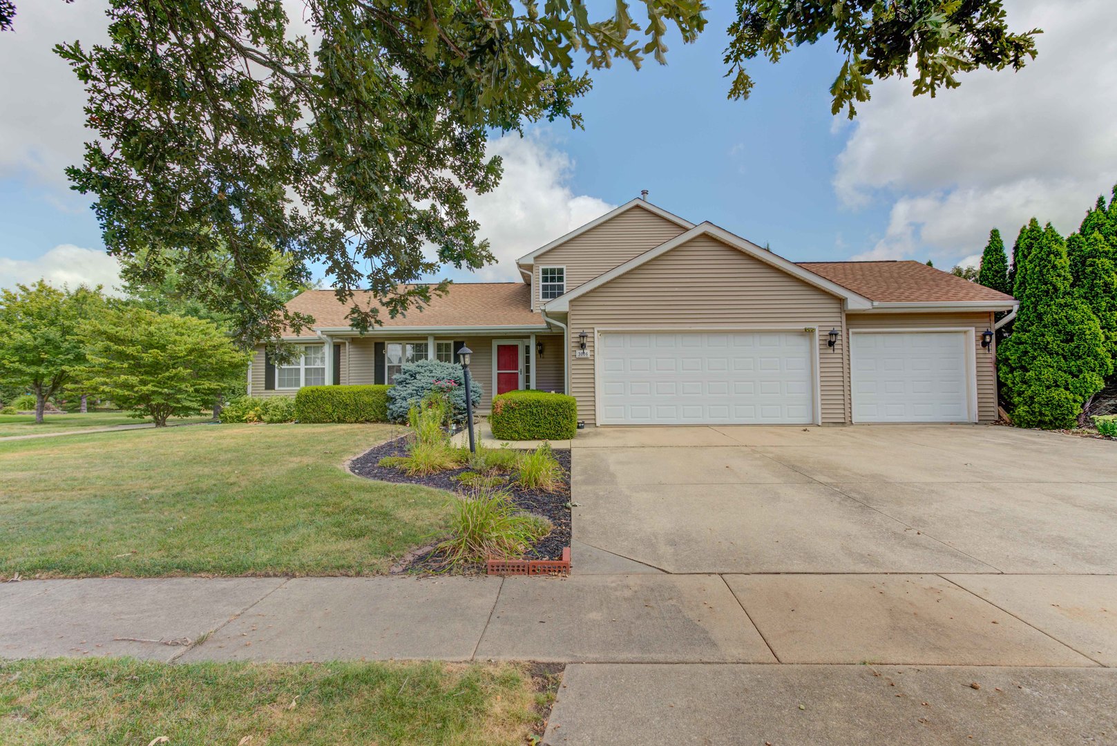 3006 Countrybend Lane Champaign, IL 61822 - Photo 2 of 46