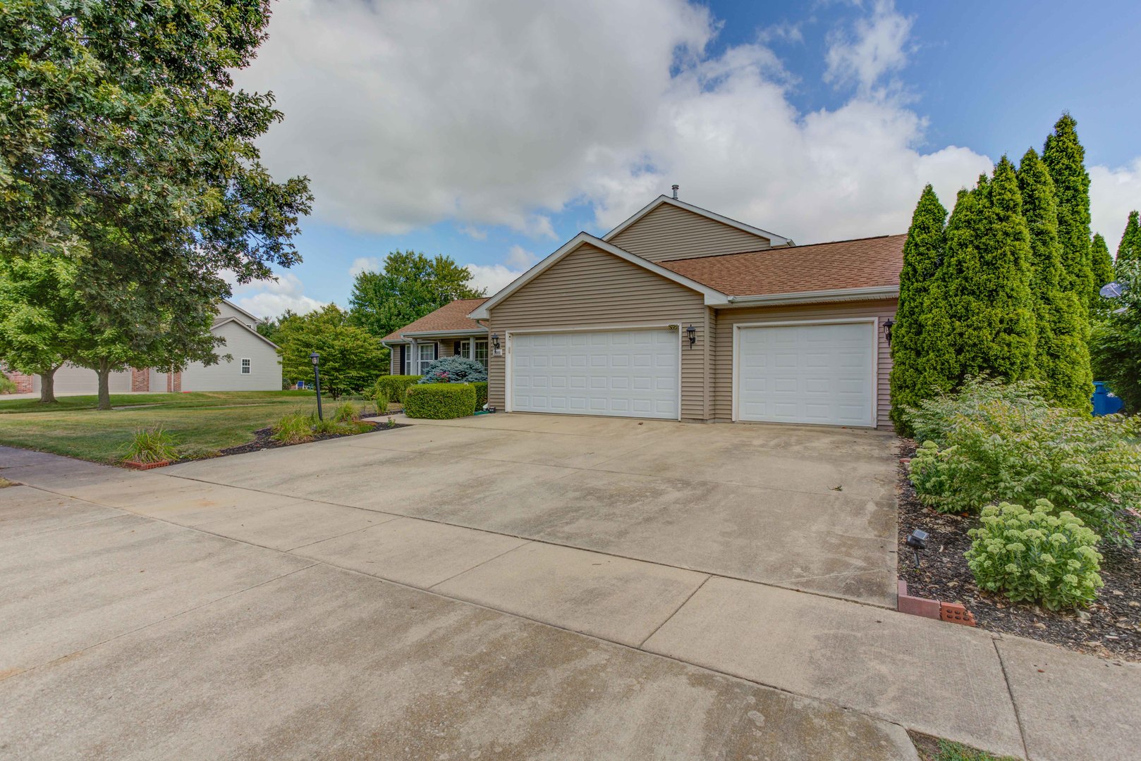 3006 Countrybend Lane Champaign, IL 61822 - Photo 3 of 46