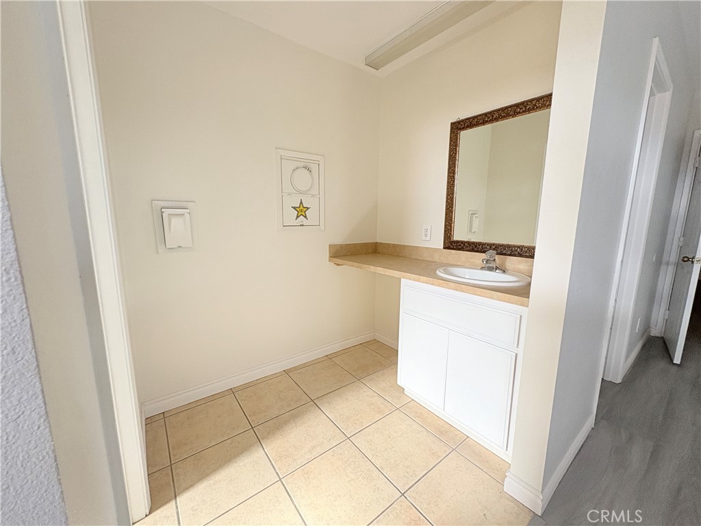 14027 Navajo Road Apple Valley, CA 92307 - Photo 9 of 25 a view of kitchen with washer and dryer