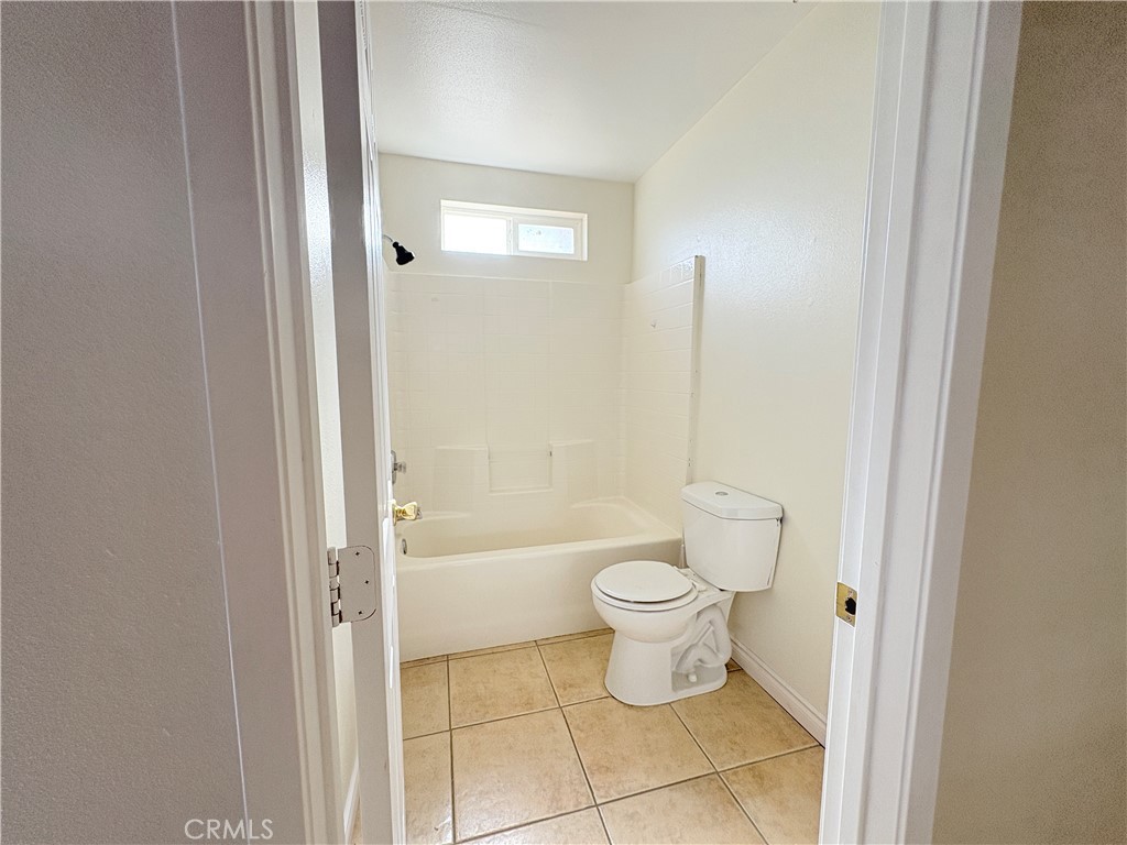 14027 Navajo Road Apple Valley, CA 92307 - Photo 10 of 25 a bathroom with a toilet a sink and bathtub