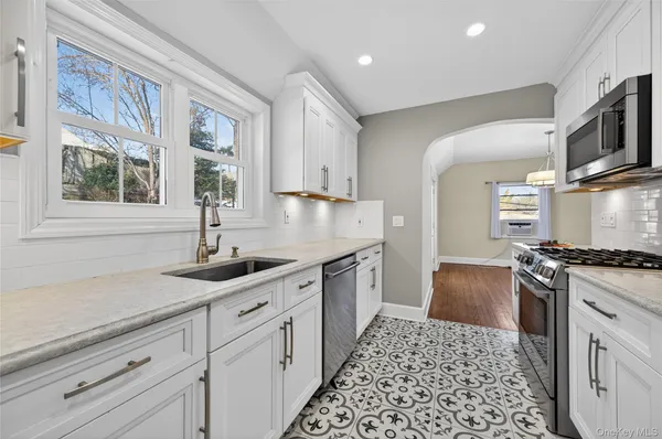 $5,500 | 108 La Rue Drive, Huntington, NY 11743