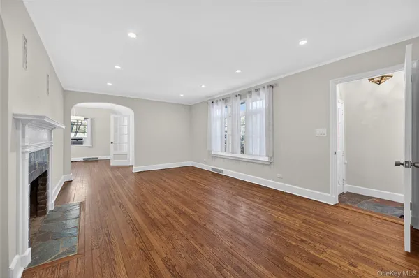 $5,500 | 108 La Rue Drive, Huntington, NY 11743