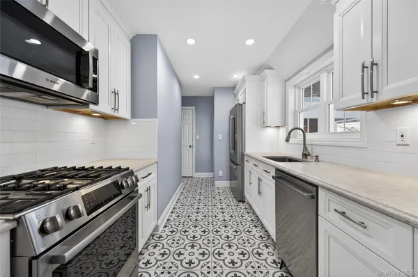 $5,500 | 108 La Rue Drive, Huntington, NY 11743
