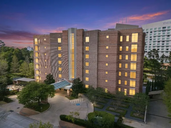 $1,100,000 | 3 Waterway Court, Unit 1B, The Woodlands, TX 77380