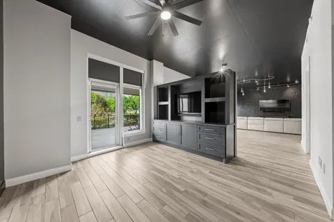 $1,100,000 | 3 Waterway Court, Unit 1B, The Woodlands, TX 77380