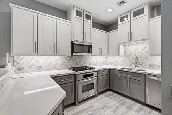 $1,150,000 | 3 Waterway Court, Unit 1B, The Woodlands, TX 77380