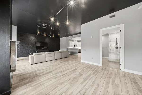 $1,150,000 | 3 Waterway Court, Unit 1B, The Woodlands, TX 77380