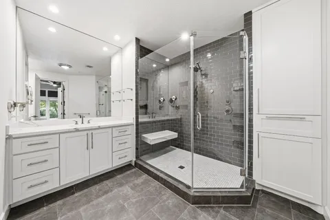 $1,100,000 | 3 Waterway Court, Unit 1B, The Woodlands, TX 77380