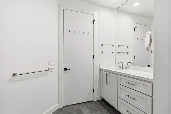 $1,150,000 | 3 Waterway Court, Unit 1B, The Woodlands, TX 77380