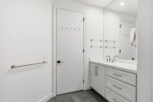 $1,150,000 | 3 Waterway Court, Unit 1B, The Woodlands, TX 77380