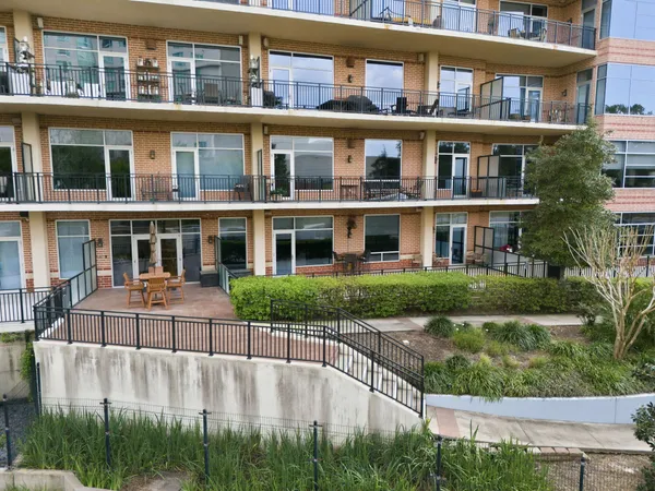 $1,150,000 | 3 Waterway Court, Unit 1B, The Woodlands, TX 77380
