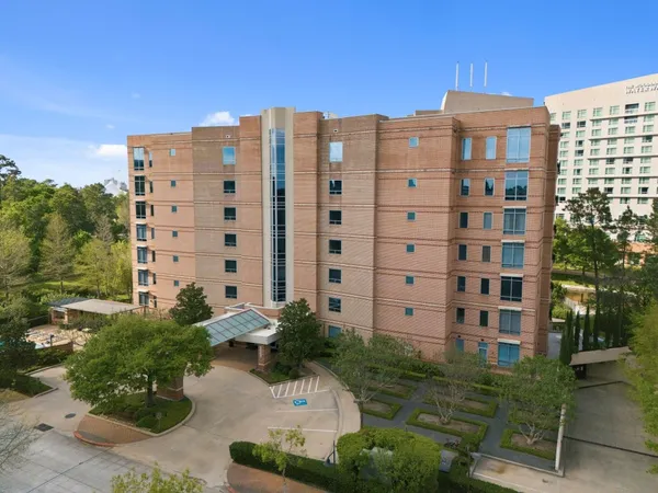 $1,150,000 | 3 Waterway Court, Unit 1B, The Woodlands, TX 77380