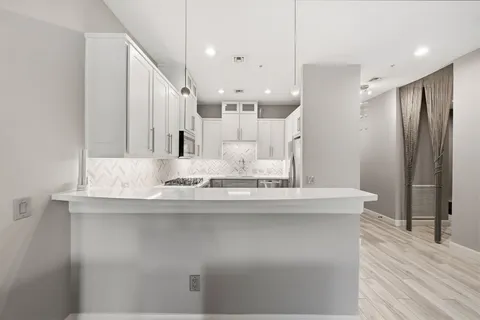 $1,100,000 | 3 Waterway Court, Unit 1B, The Woodlands, TX 77380