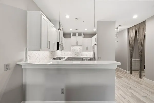 $1,100,000 | 3 Waterway Court, Unit 1B, The Woodlands, TX 77380