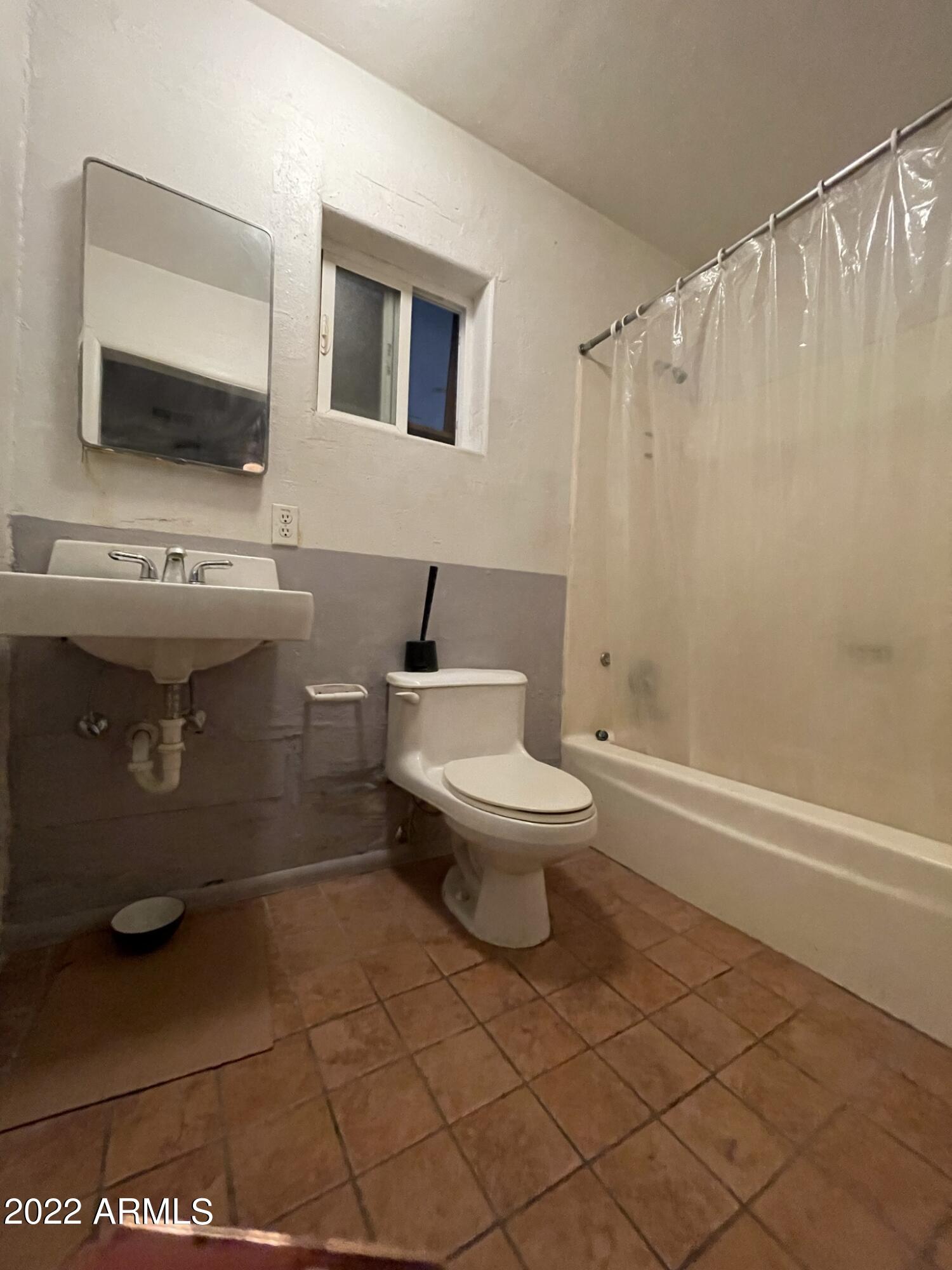 1942 West Lawrence Road Phoenix, AZ 85015 - Photo 14 of 27 BATH 2