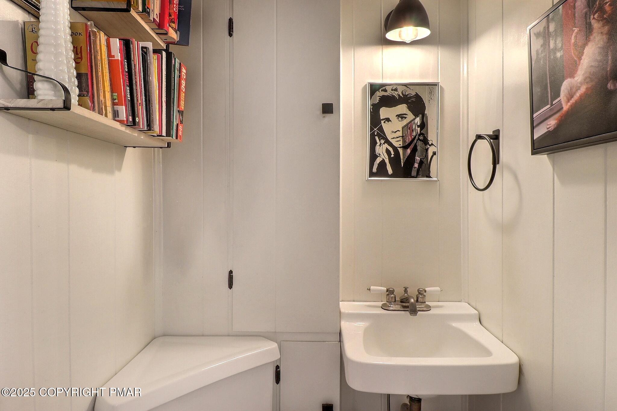 541 Barry Street Stroudsburg, PA 18360 - Photo 38 of 49 Powder Room