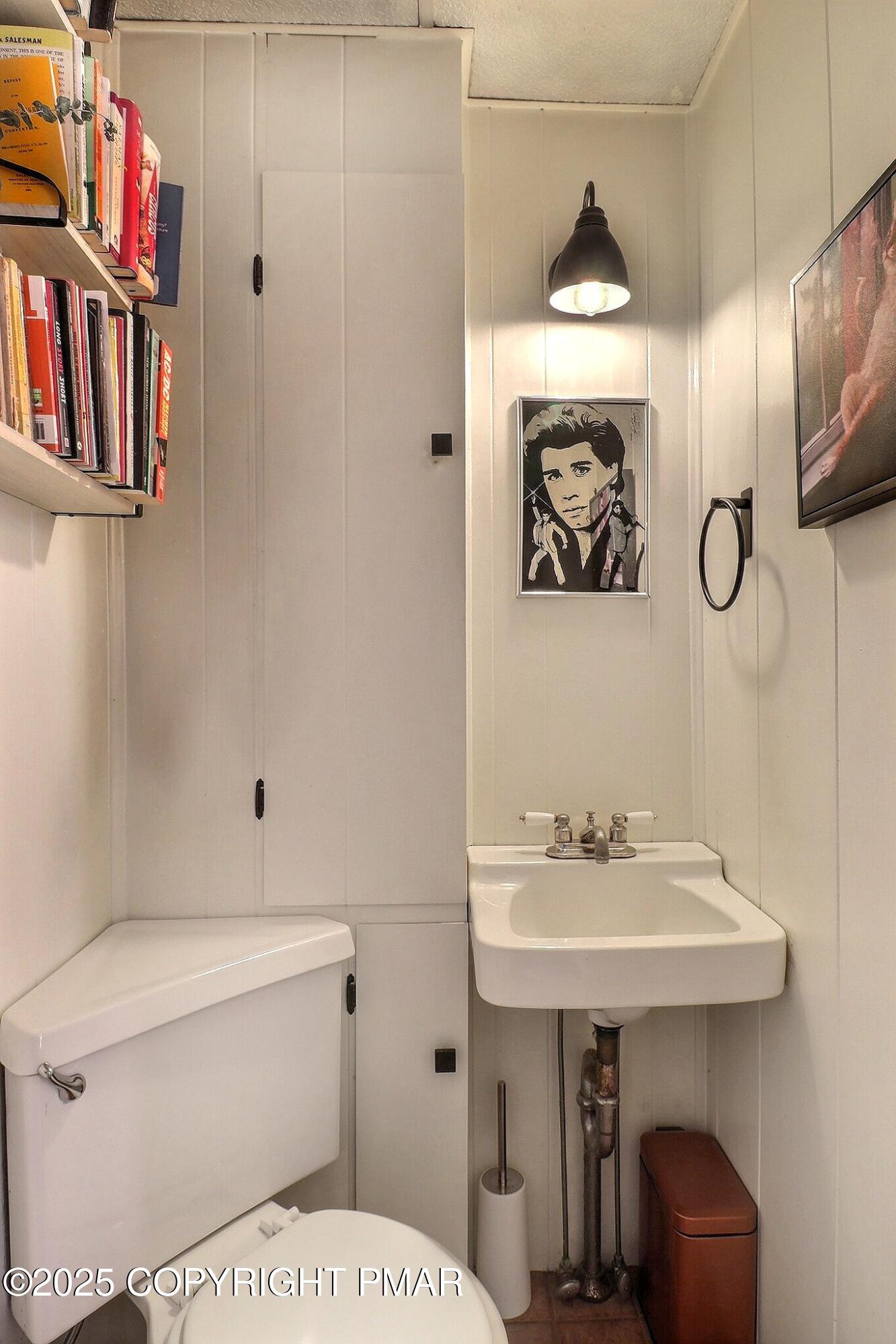 541 Barry Street Stroudsburg, PA 18360 - Photo 39 of 49 Powder Room