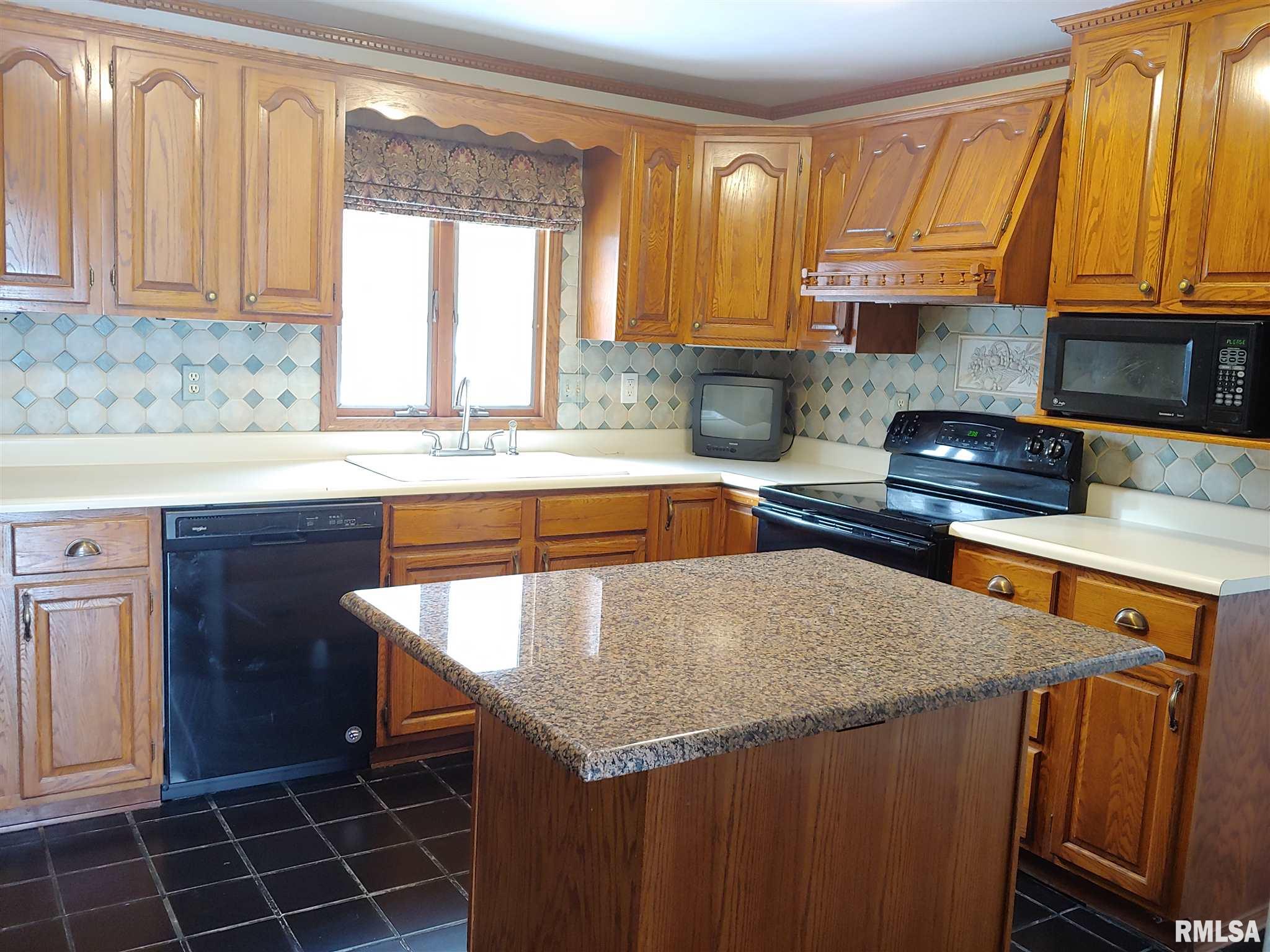 606 Devonshire Road Washington, IL 61571 - Photo 10 of 34 Gallery Image 10