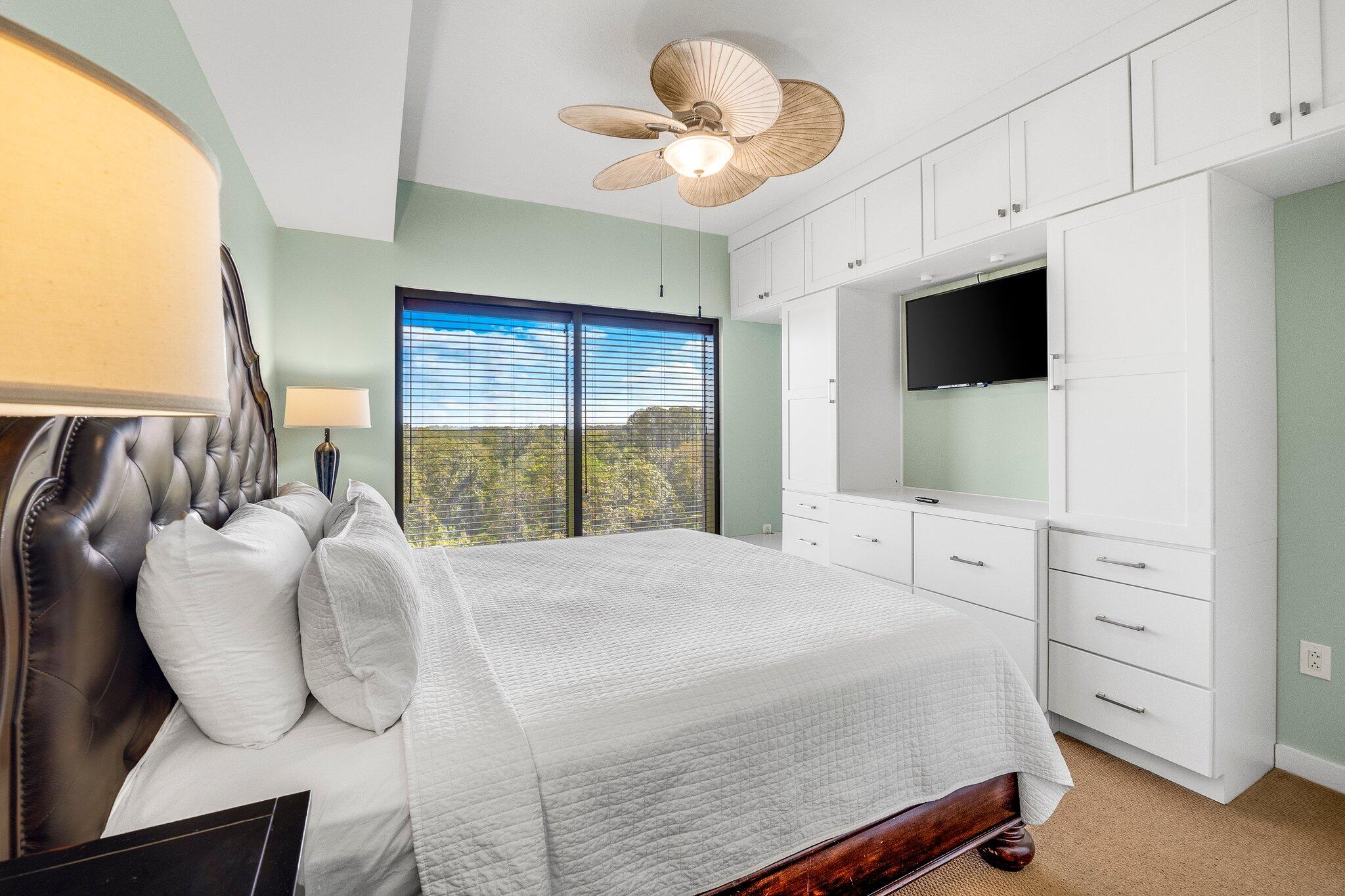 15100 Front Beach Road, Unit 517 Panama City Beach, FL 32413 - Photo 4 of 21 a bedroom with a bed and a flat screen tv