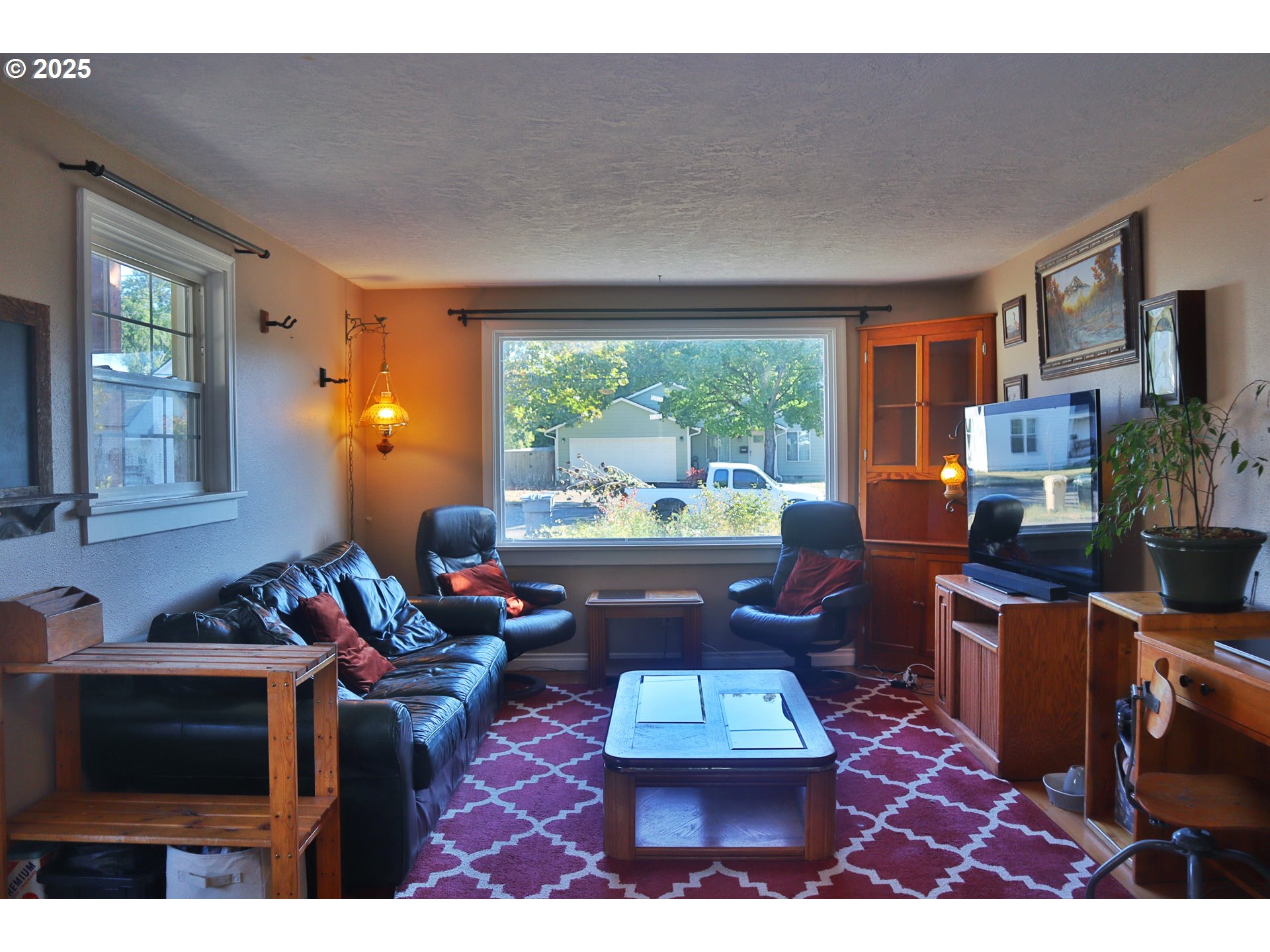 1423 Front Avenue Northeast Albany, OR 97321 - Photo 2 of 31 Living Room