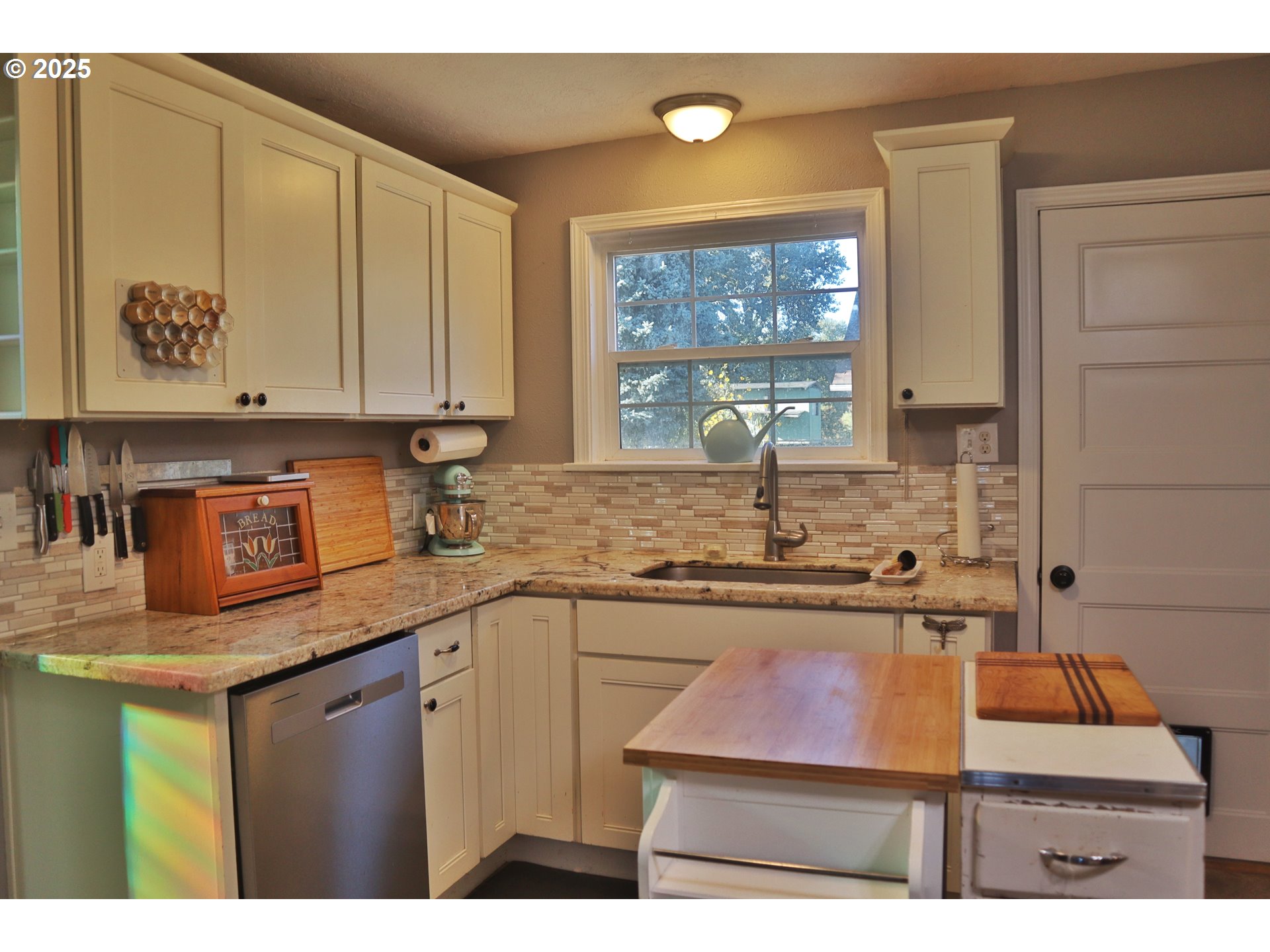 1423 Front Avenue Northeast Albany, OR 97321 - Photo 5 of 31 Kitchen