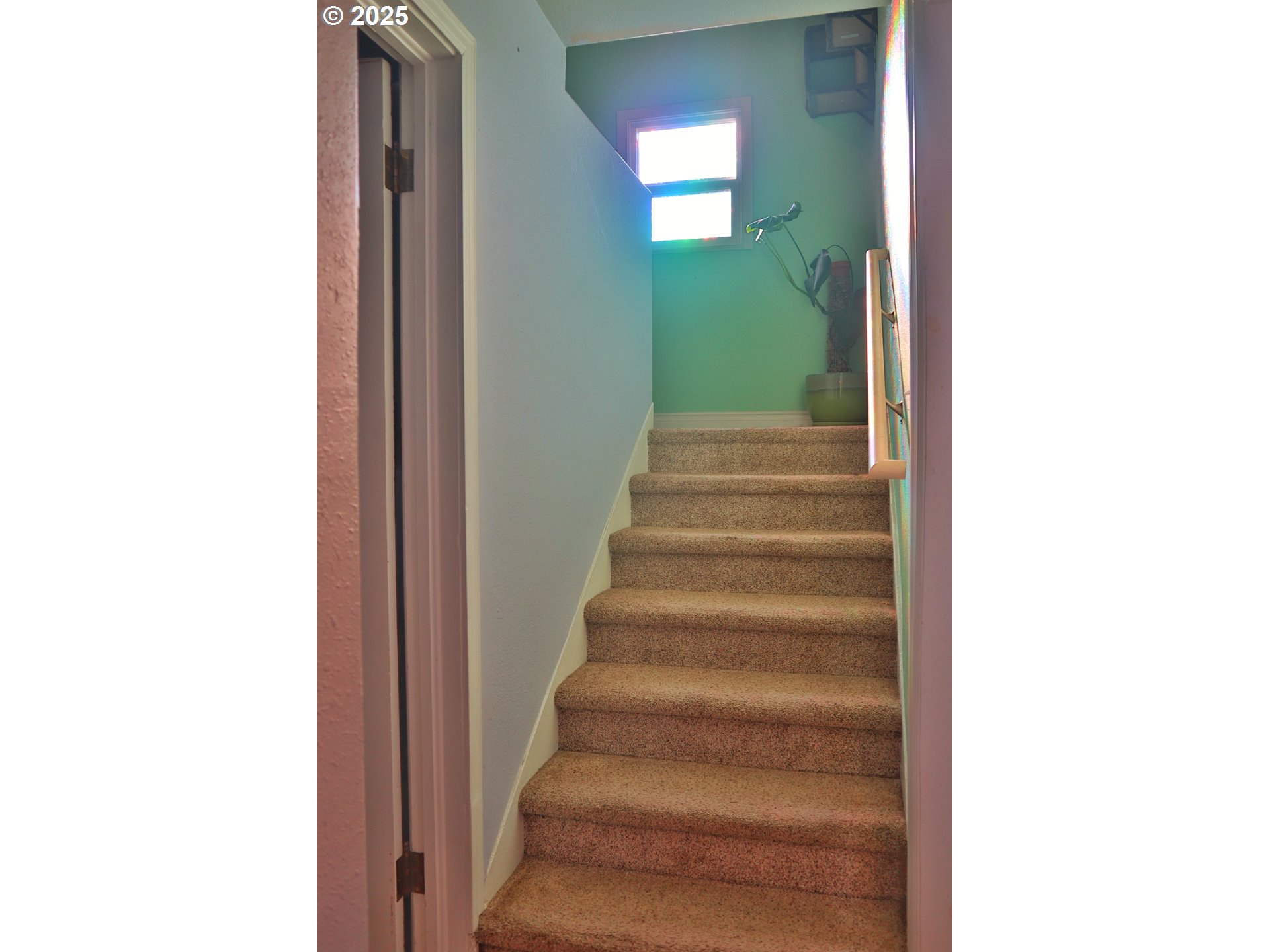 1423 Front Avenue Northeast Albany, OR 97321 - Photo 9 of 31 Staircase